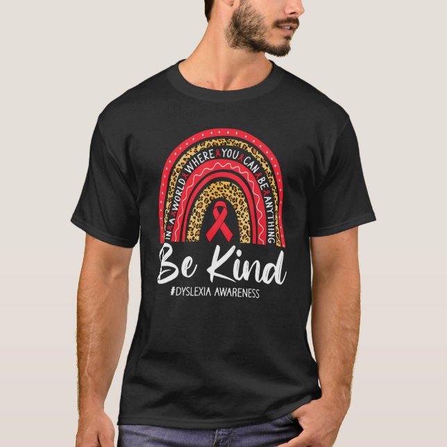 Leopard Rainbow Be Kind Red Ribbon Dyslexia Awaren T Shirt (Framsida)