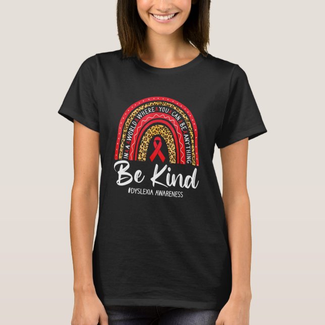 Leopard Rainbow Be Kind Red Ribbon Dyslexia Awaren T Shirt (Framsida)