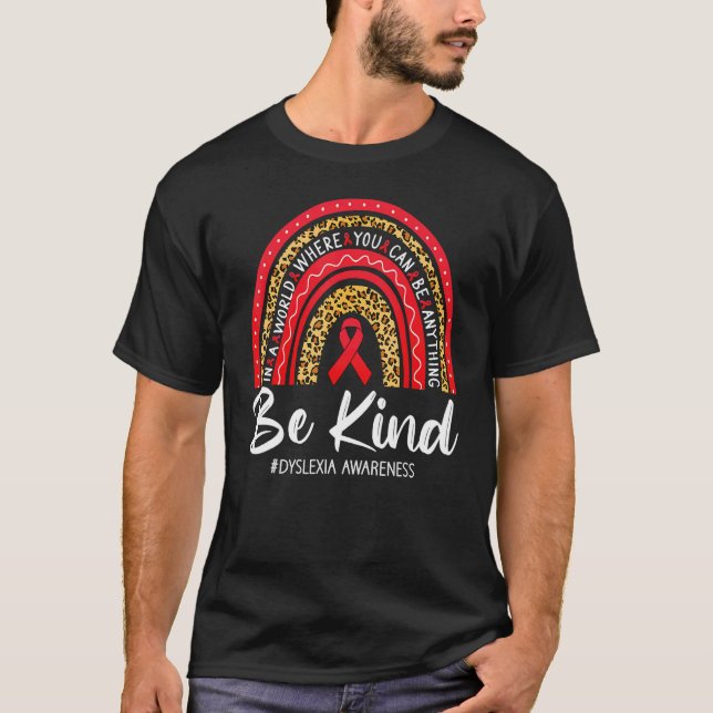 Leopard Rainbow Be Kind Red Ribbon Dyslexia Awaren T Shirt (Framsida)
