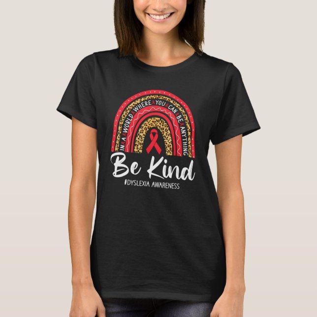 Leopard Rainbow Be Kind Red Ribbon Dyslexia Awaren T Shirt (Framsida)