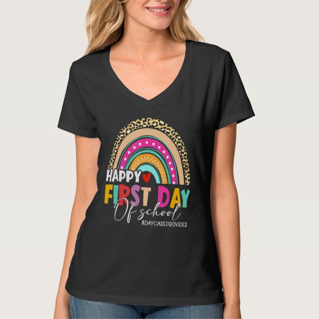 Leopard Rainbow Daycare Provider Välkommen tillbak T Shirt (Framsida)