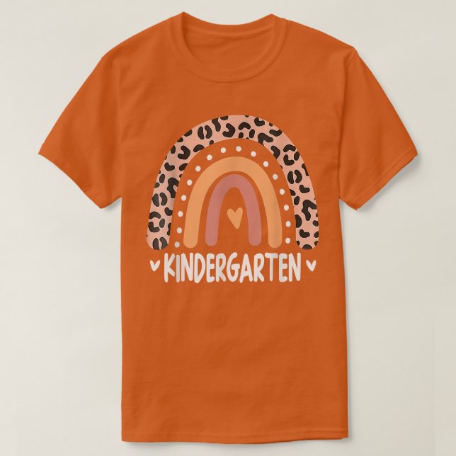 Leopard Rainbow, förra dagen i skolan 2022 Kinderg T Shirt (Design framsida)