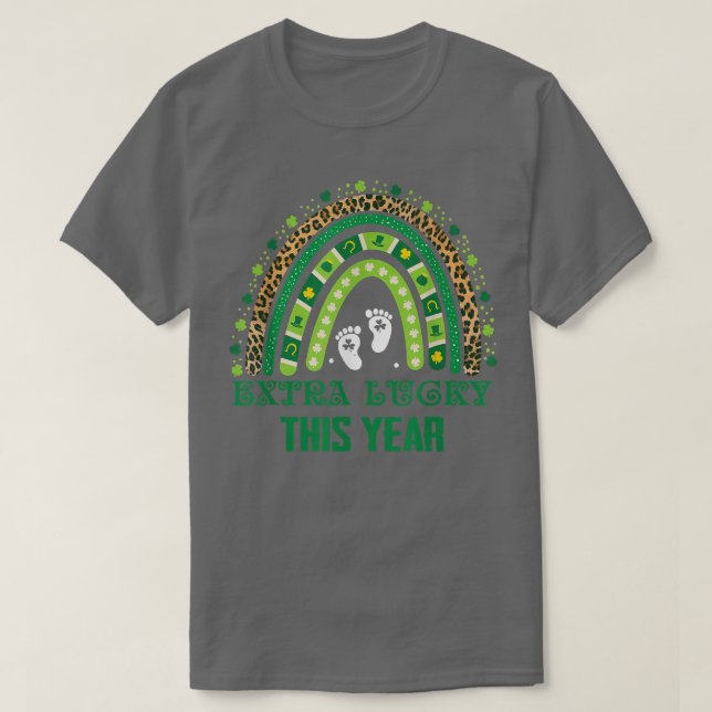Leopard Rainbow St patricks day Gravid Announce T Shirt (Design framsida)
