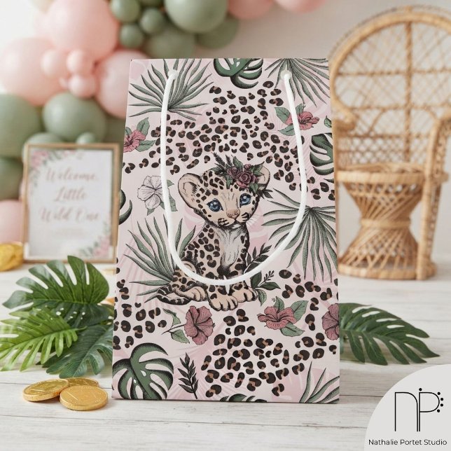 Leopard Safari Babyflicka Jungle Blommig Presentpå (Leopard Safari Baby Girl Jungle Floral Gift Bag features hand drawn leopard art and pink flowers)