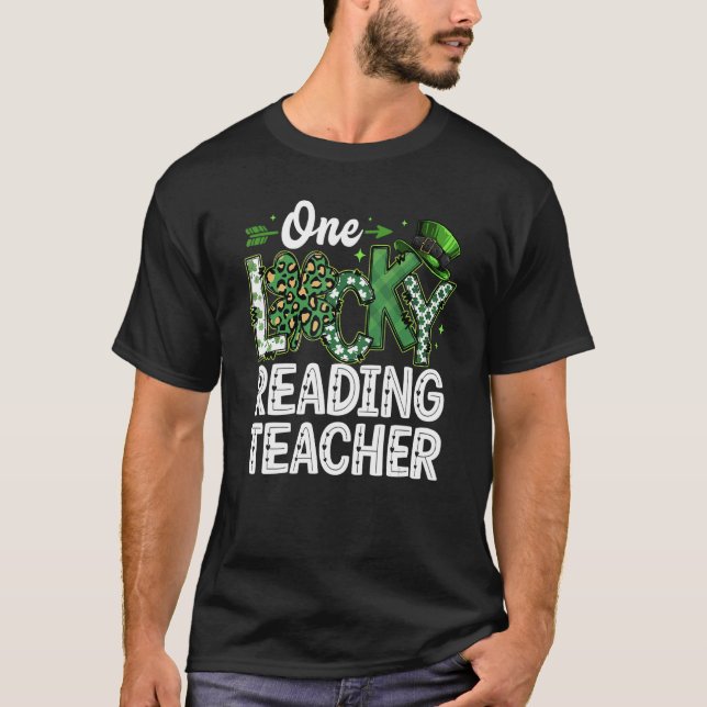 Leopard Shamrock One Lucky Reading Teacher St. Pat T Shirt (Framsida)