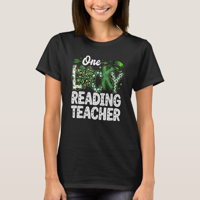 Leopard Shamrock One Lucky Reading Teacher St. Pat T Shirt (Framsida)