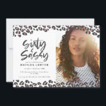 Leopard skriver sextio och sassy 60-årsfoto<br><div class="desc">Leopard skriver ut sextio och sassy 60-årsfotoinbjudan. En del av en roligt för trendtryckning av djur.</div>