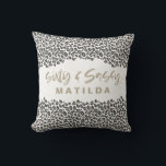 Leopard skriver ut sextio och sassy 60-årspresent kudde<br><div class="desc">Leopard skriver ut sextio och sassy 60-årspressens presentdesign. En del av en roligt om insamling av trender för djurtryck.</div>