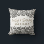 Leopard skriver ut sextio och sassy 60-årspresent kudde<br><div class="desc">Leopard skriver ut sextio och sassy 60-årspressens presentdesign. En del av en roligt om insamling av trender för djurtryck.</div>