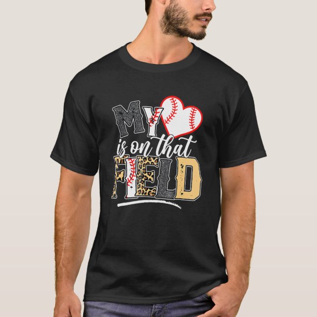 Leopard Softball Mom My Heart Is On That Field Bas T Shirt (Framsida)