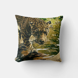 Leopard som passerar ett strömfoto kudde