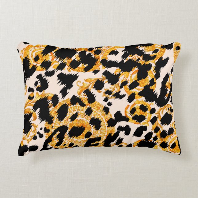 Leopard texture with gold baroque pattern prydnadskudde (Framsidan)