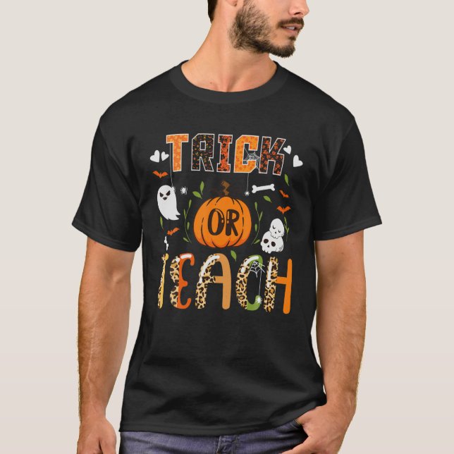 Leopard Trick Or Teach Cute Halloween Teacher Boo T Shirt (Framsida)