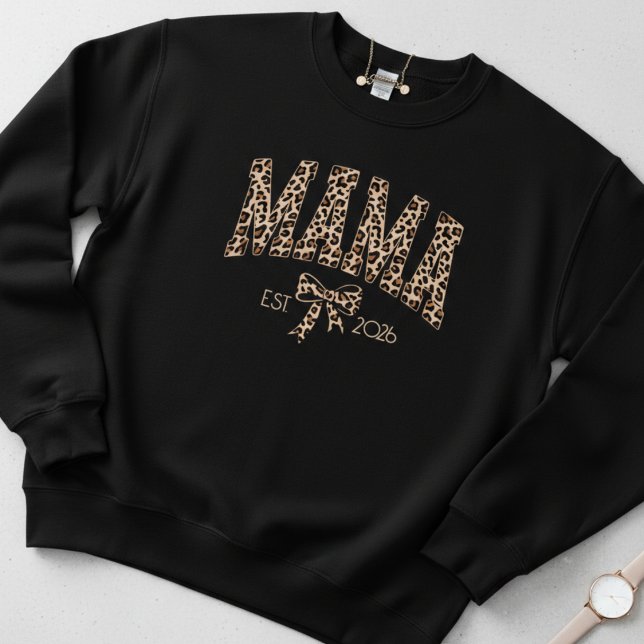 Leopard Varsity Mama Est Djärv Feminint Utseende T Shirt (Skapare uppladdad)