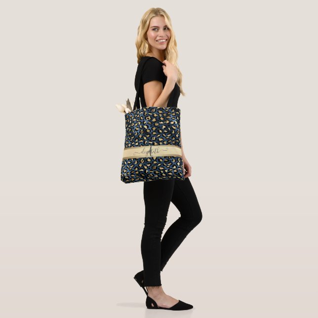 Leopardmönster Svart Brons Monogram     Tygkasse (På modell)