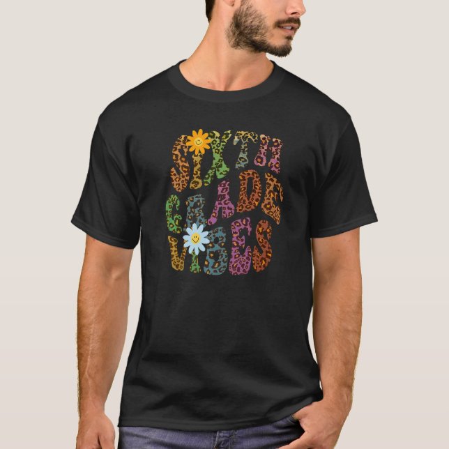 Leopardtryck SIXTH GRADE VIBES Lärare Fred Kärlek T Shirt (Framsida)