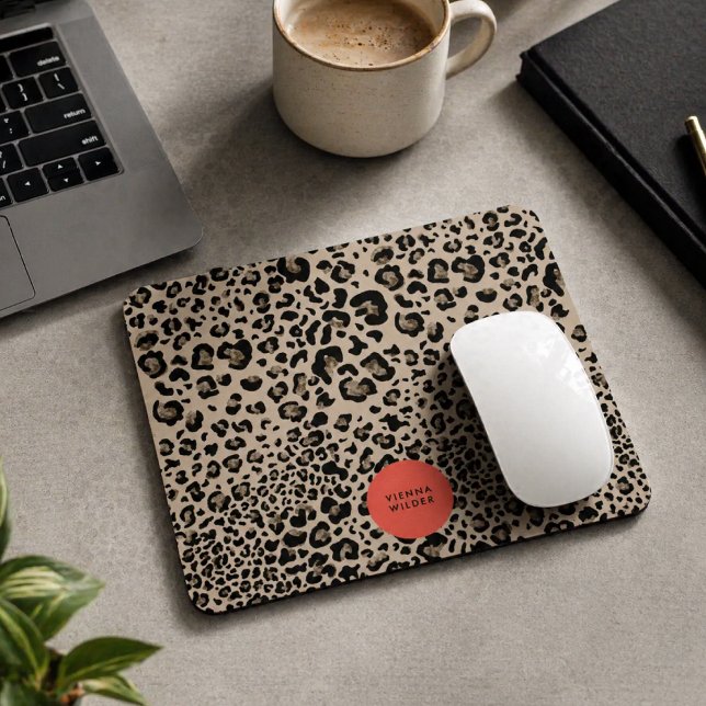 Leopardtryckt Musmatt | Styliga Musmattor (A fashionable mousepad that blends bold animal print with a polished personalized touch.)