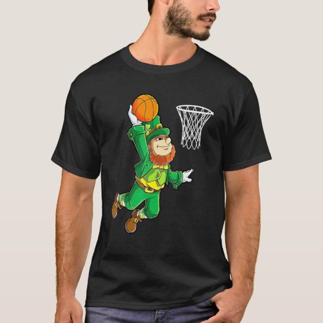 Leprechaun Basketball Dunk Boys Manar St Patricks  T Shirt (Framsida)