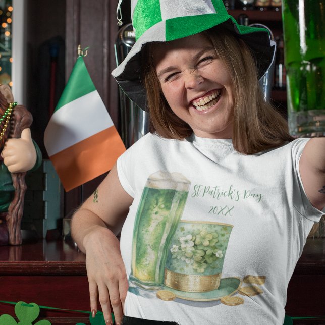 Leprechaun Hat med Grönt Beer på St patrick's day T Shirt (Cheers and customize this St Patrick's Day T Shirt on any style for men and women. )