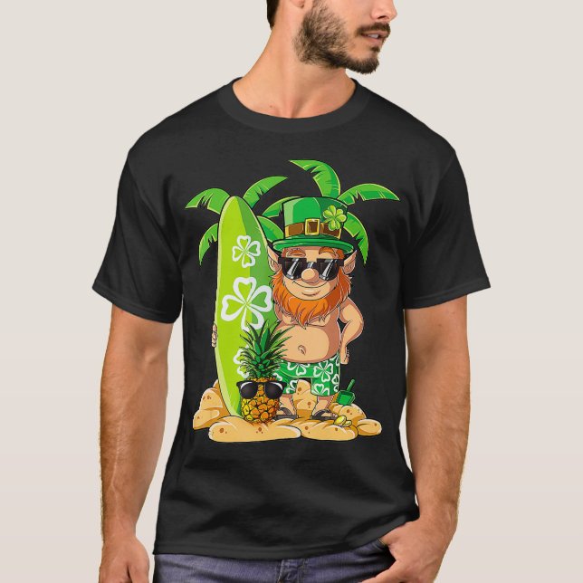Leprechaun Hawaiian Surfing St patricks day Manar T Shirt (Framsida)