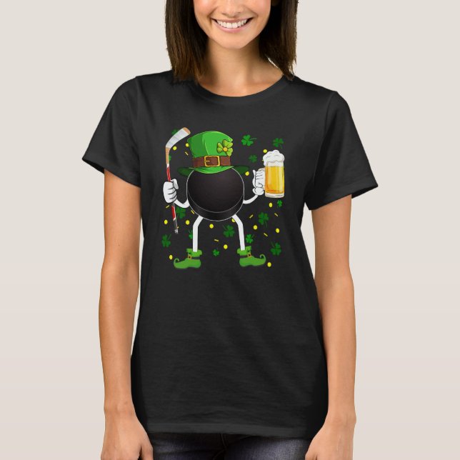 Leprechaun Hockey Puck Stick & Glass Of Beer St Pa T Shirt (Framsida)