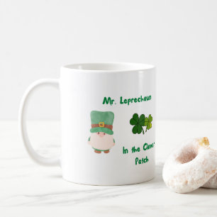 Leprechaun i Klöver-lappen om ett Kaffemugg