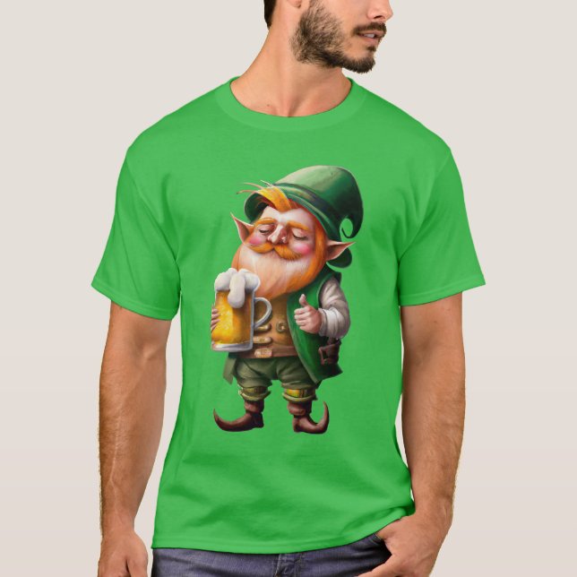 Leprechaun med öl mugg på St Patrick's day T Shirt (Framsida)