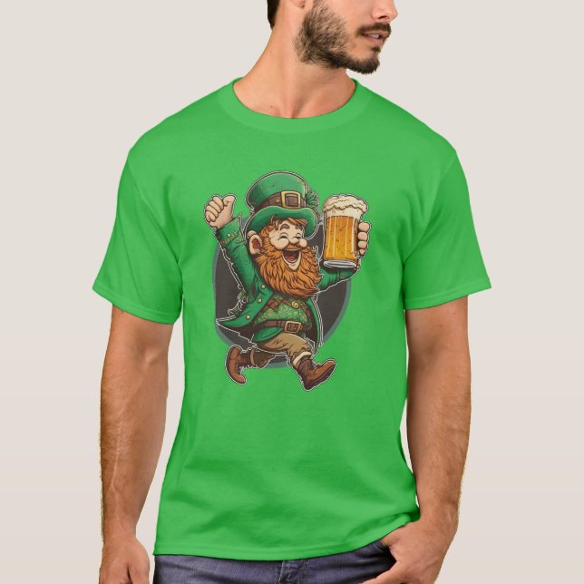 Leprechaun med öl mugg på St Patrick's day T Shirt (Framsida)