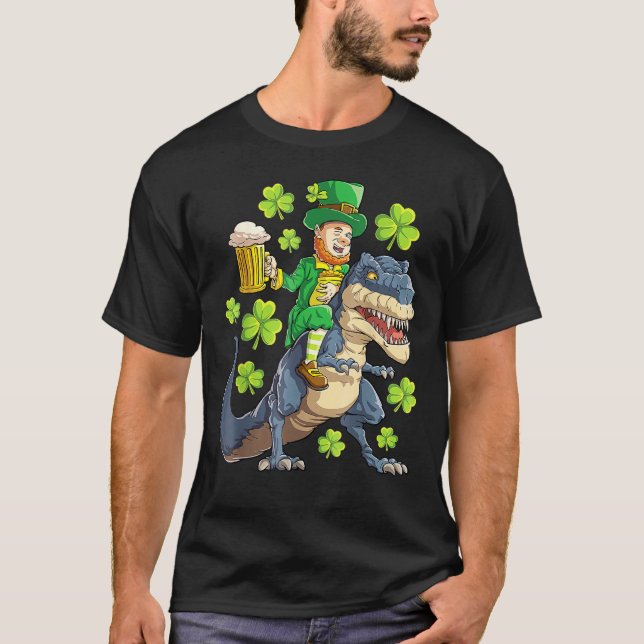 Leprechaun Riding Dinosaur Rex St patricks day Man T Shirt (Framsida)