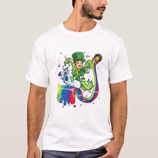 Leprechaun Riding Unicorn Irish Rainbow St Patrick T Shirt (Framsida)