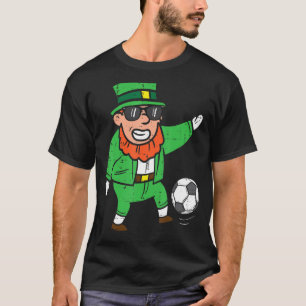 Leprechaun spelar fotboll St patricks day Manar Bo T Shirt