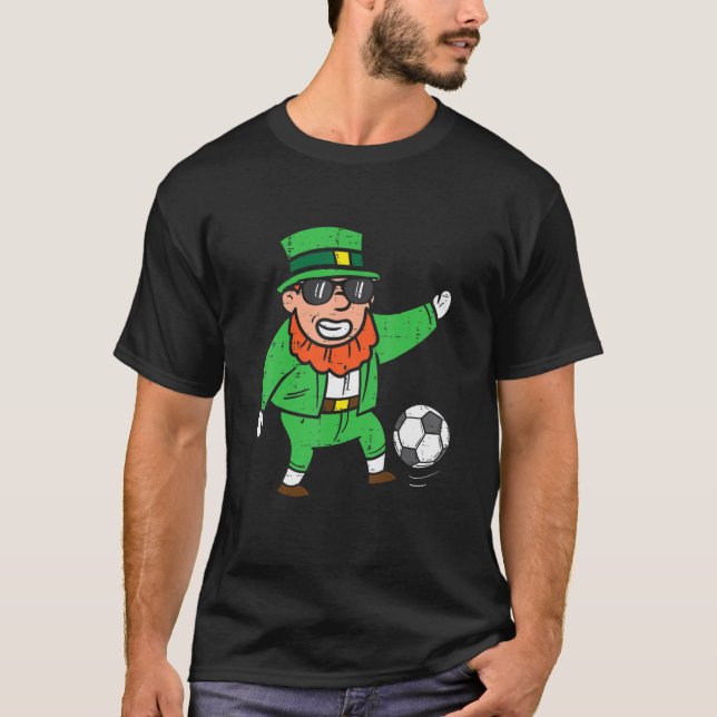 Leprechaun spelar fotboll St patricks day Manar Bo T Shirt (Framsida)