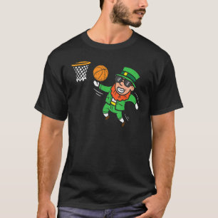 Leprechaun spelar St patricks day i Basketball T Shirt