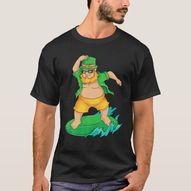 Leprechaun Surfer In Hawaii St Patrick's Day T Shirt (Framsida)