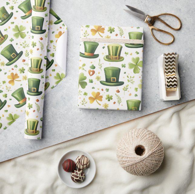 Leprechaunsar har tur och klöver löv. presentpapper (Hantverk)