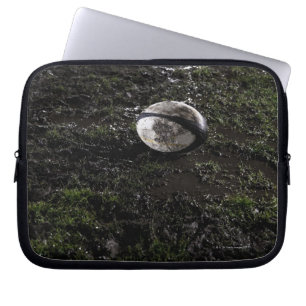 Lerig rugbybollsitta på som tuggas upp gräs laptop fodral