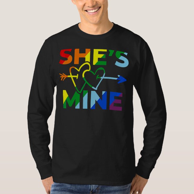 Lesbisk Hon är min jag är hennes matchande LGBT P T Shirt (Framsida)