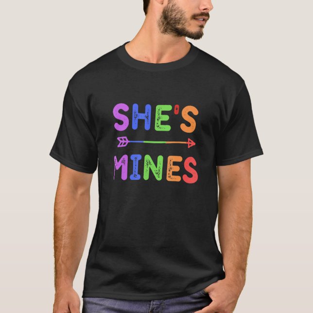 Lesbisk Hon är min jag är hennes matchande LGBT P T Shirt (Framsida)