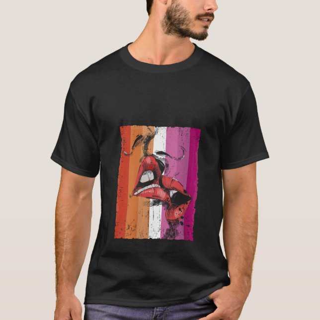 Lesbisk Läppar Kissing Lesbisk Flagga LGBTQ V Ne T Shirt (Framsida)