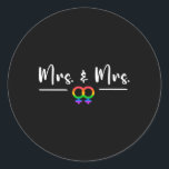 Lesbisk LGBT Bröllopsfest för Mrs och Honung Runt Klistermärke<br><div class="desc">Lesbisk LGBT Bröllopsfest för Mrs. och Mrs. Honeymoon</div>