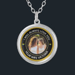 Lesbisk LGBTQ Photo Bröllop par Rainbow Anpassning Silverpläterat Halsband<br><div class="desc">Lesbisk LGBTQ Photo Bröllop par Rainbow Anpassningsbar Sterling silver Necklace är mycket elegant och underbart med HGBTQ-regnbågshjärtan. Underbar till ge till din partner i bröllop, för födelsedagspresent, Mor eller Fars dag eller julklapp. Byt ut dig mot fotot eller den speciella personens foto och ge som gåva. Anpassa den med din...</div>