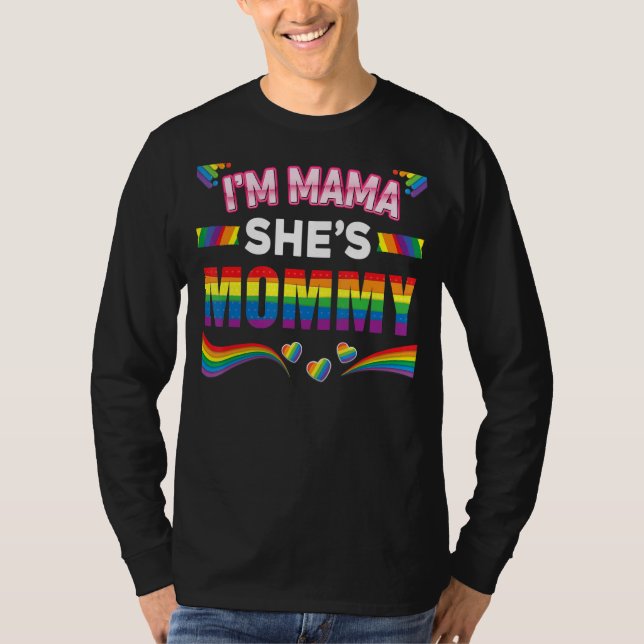 Lesbisk Mamma Gay pride I är Mamma.. Hon är Mamma  T Shirt (Framsida)
