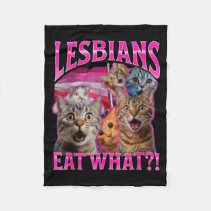 Lesbiska äter vad_ Rolig katt ohyfsad HBTQ-pr Prid Fleecefilt