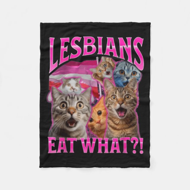 Lesbiska äter vad_ Rolig katt ohyfsad HBTQ-pr Prid Fleecefilt (Framsidan)