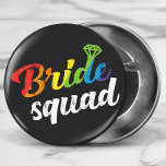 Lesbisken Regnbåge om HBT-Pride Bride Squad Bröllo Knapp<br><div class="desc">Den här moderna hbt-temadesignen innehåller texten "Bride Squad" i regnbågstypografi accentuerad med diamanten #bröllop #förlovning #lgbtbröllop #bridesquad #LGBT #gay #pride #lesbisk #bisexual #transgender #jämlikhet #rainbow #mode #mode #stil #snyggt</div>