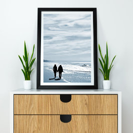 Lesbiskt par går sida vid sida på en sandstrand poster