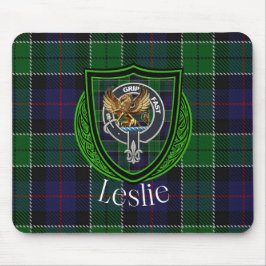 Leslie skotska klanens tartan och vapen musmatta