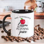 Lesson Planning Juice Funny Personlig Lärare Mugg<br><div class="desc">Ge är en gåva av skratt till din favoritlärare med den här "Lesson Planning Juice" mugg! Med ett sjudande äppelgrafik och rum för personanpassning ger det här mugg en humoristisk beröring till dessa lektionsplaneringssessioner. Perfekt för kaffe, te eller valfri dryck är ett tänkbart och roligt sätt att visa uppskattning för...</div>