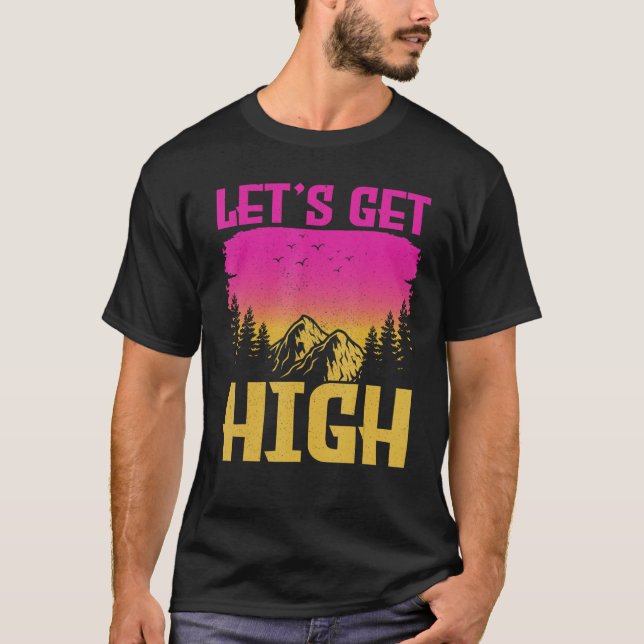 Let s get High  For Happy Camper Hiking Mountainee T Shirt (Framsida)