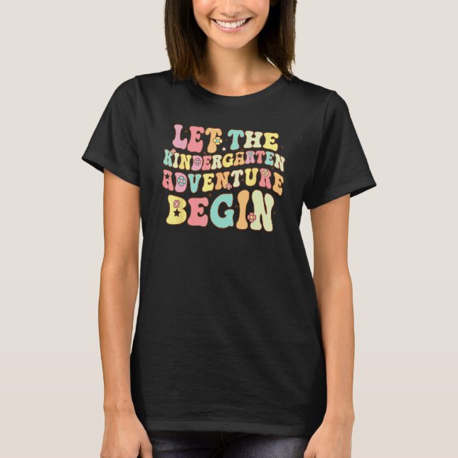 Let The Kindergarten Adventure Begin Back To Schoo T Shirt (Framsida)